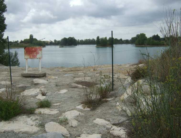 Gravière réhabilitée en plan d'eau de loisirs